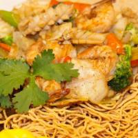 Mì Xào Dòn / Crispy Noodle · Crispy noodle topped with stir-fried seafood, broccoli, cabbage, carrot, red pepper, mushroo...