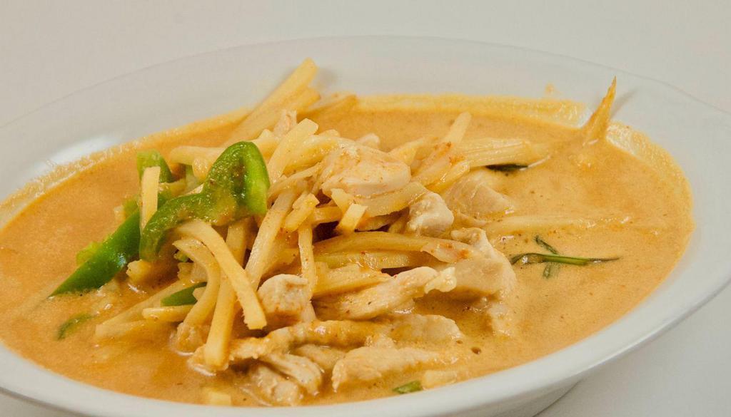 33 Gang Ped · Red curry with coconut milk, bamboo shoots, basil, and bell peppers.