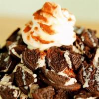 Oreo Bingsoo · oreo cookie, vanilla ice cream bar, almond, whipping cream, chocolate sauce, condensed milk.