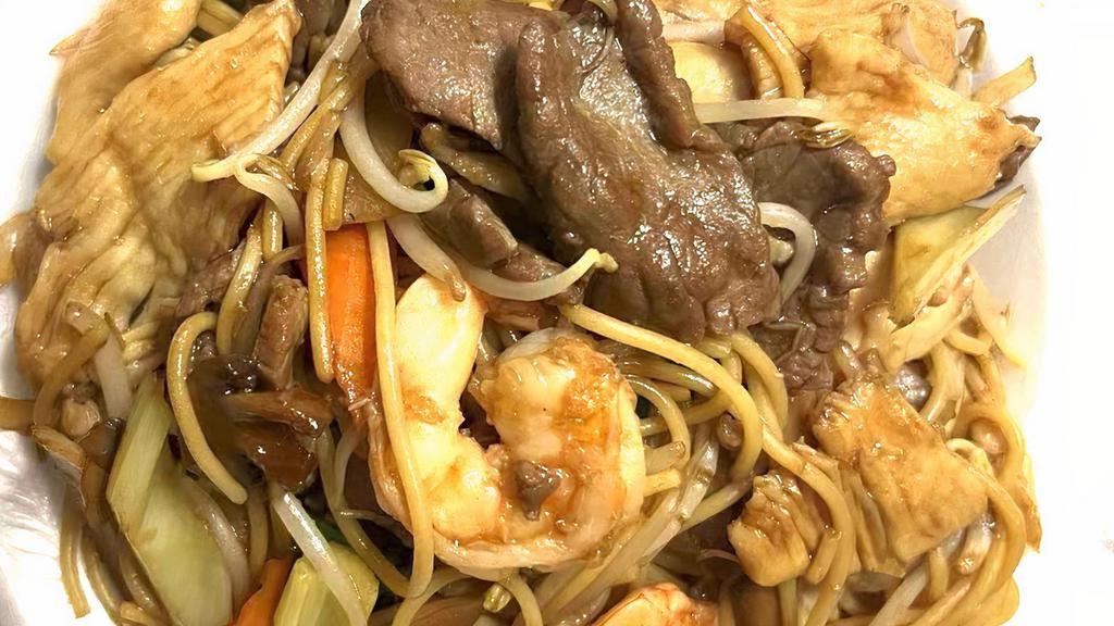 House Special Lo Mein · Shrimp, beef and chicken.(soft noodles).