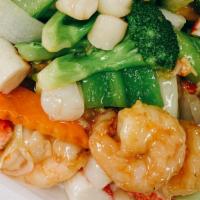 King Of The Sea 海报元 · Lobster, scallops, jumbo shrimp, crab meat stir-fried with colorful vegetable in white sauce.