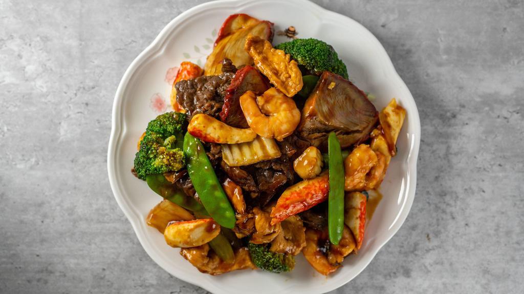 Happy Family · Beef, chicken, roast pork, shrimp, scallop & crab meat with mixed vegetable in brown sauce.
