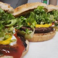 Hamburguesa Estilo Mexicano · Mexican burger.  Served with mayo, lettuce, tomato, onions, jalapeño .