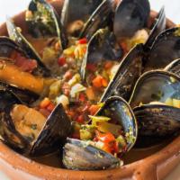 Mejillones · Steamed mussels, spicy tomato sauce
