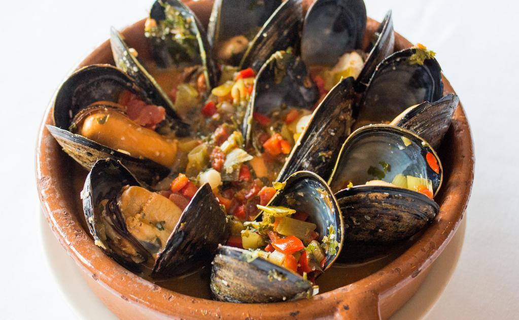 Mejillones · Steamed mussels, spicy tomato sauce