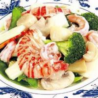 Seafood Delight          海鲜大会 · jumbo shrimp, fresh scallop, crab meat, and mixed vegetable with white sauce.