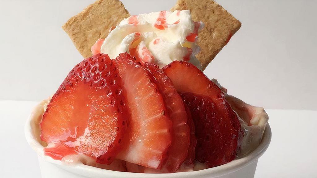 Strawberry Shawty · Vanilla	 Base, 
	
Mixed Ins:	
Strawberry/	
Graham cracker,	
	
Toppings:
Whipped Cream	/
Graham cracker	/
Strawberry	,
	
Drizzle	:
Strawberry