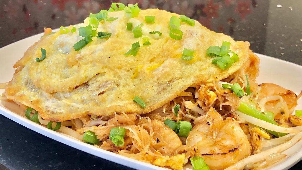 Mee Siam · Special, spicy. Stir-fry rice vermicelli with chicken and shrimp, onion, scallion, bean sprouts, topped with a fried egg.