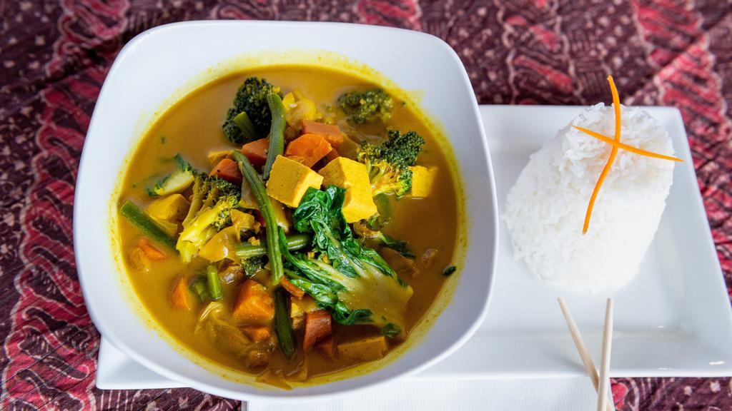 Karri Tahu - Curry Tofu · Tofu, carrots, potato, broccoli, coconut milk, yellow curry, simmered in a rich curry sauce.