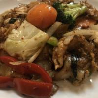 Drunken Noodle (Pad Kee Mow) · Stir fried  wide Rice noodles with egg, green and red bell peppers, white onions, cabbages, ...
