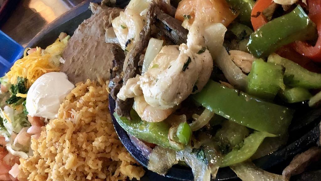 Casa'S Fajitas Combo · Grilled and served sizzling with red and green bell peppers, tomatoes and onions. With shredded cheese, lettuce, fresh guacamole, sour cream, Mexican rice, re-fried beans and soft, fresh-made tortillas.