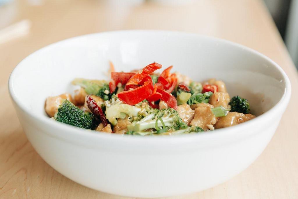 General Tso'S · Broccoli, green onions, fresnos, spicy chili sauce over fried rice