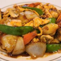  Garden Chicken  · Sliced chicken with mushrooms, snow peapods, carrots & onion in hot pepper sauce.