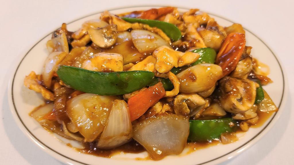  Garden Chicken  · Sliced chicken with mushrooms, snow peapods, carrots & onion in hot pepper sauce.