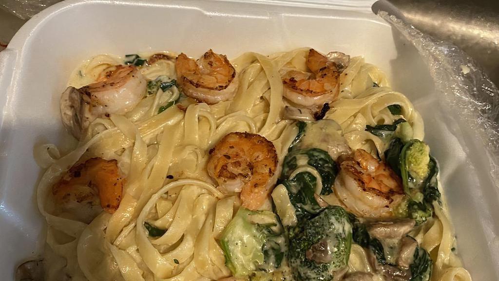 Pasta A La Roma · Tender cuts of chicken breast on top of spinach and fettuccini pasta with fresh broccoli and sliced fresh mushrooms in Alfredo sauce.