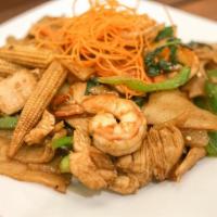 Pad Kee Mao · Stir-fry wide rice noodles with chicken, shrimp, basil leaves, carrots, green beans, tomato,...