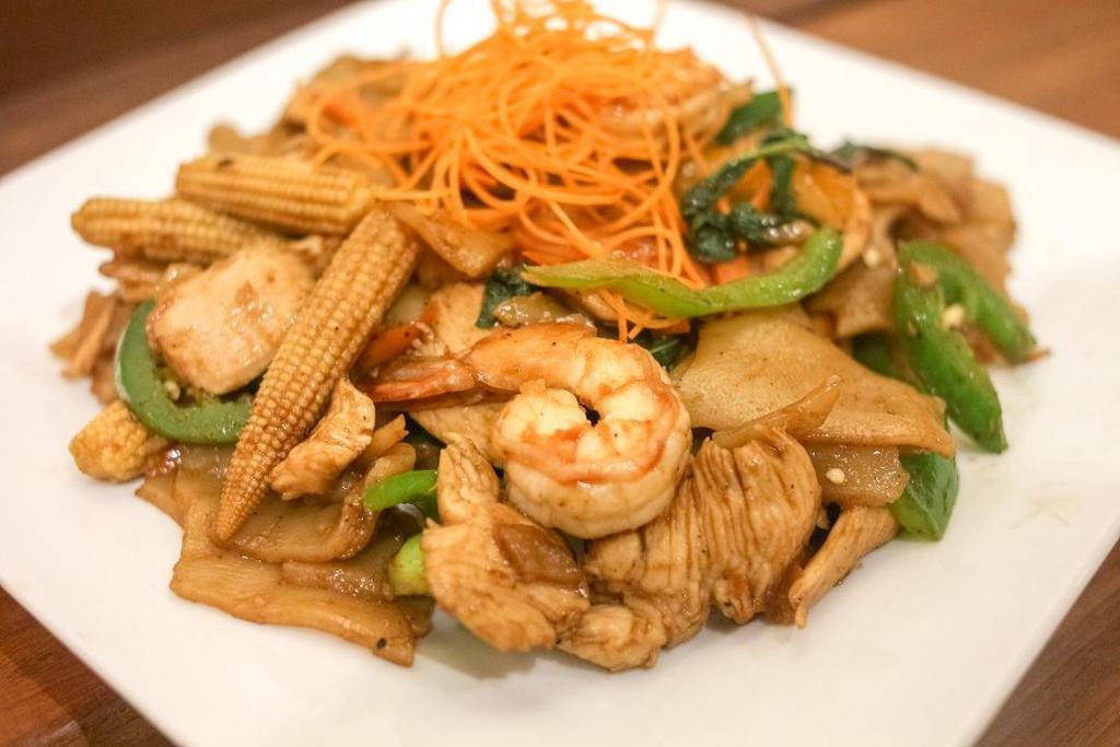 Pad Kee Mao · Stir-fry wide rice noodles with chicken, shrimp, basil leaves, carrots, green beans, tomato, baby corn, jalapeno & bell peppers.