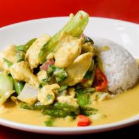 Yellow Curry Beef · Baby bok choy, green beans, carrots, peas, seasonal vegetables, yellow coconut curry sauce.