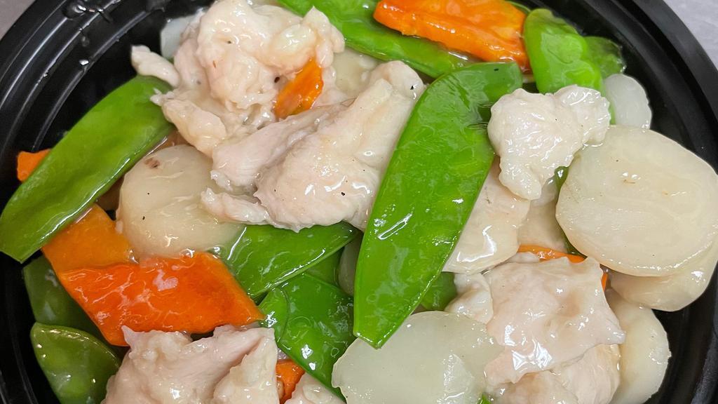 Chicken With Snow Peas · White meat chicken with snow peas, carrots & water chestnuts in white sauce.