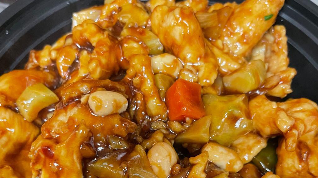 Kung Po Chicken Combo Platter · Slice chicken with diced broccoli stem, carrots, onion, green pepper & peanut on spicy brown sauce. Hot and spicy.