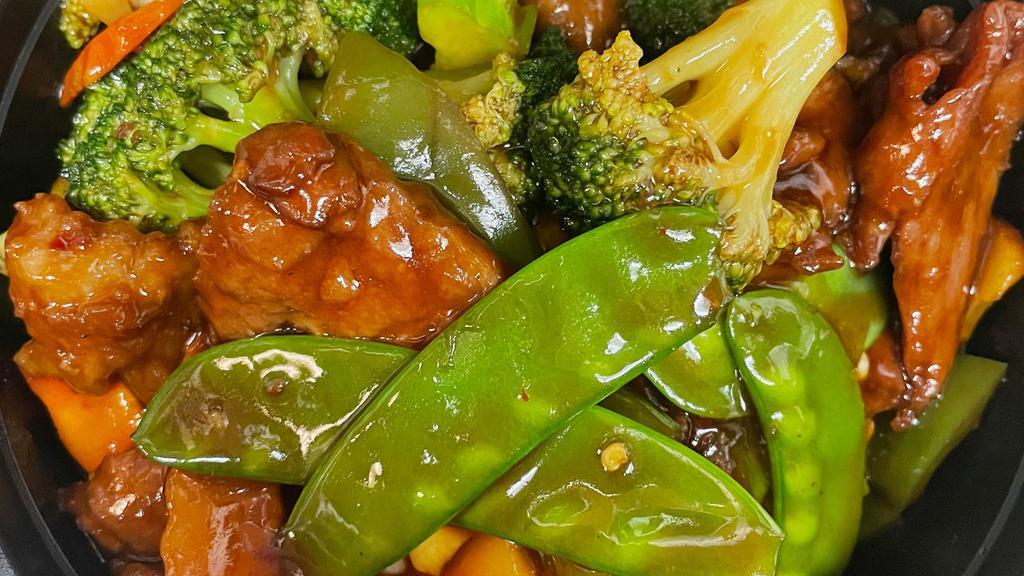 Beef With Mixed Vegetables Combo Platter · Flank steak with broccoli, carrots, snow peas, mushroom, baby carrots, water chestnuts & Chinese cabbage in brown sauce.