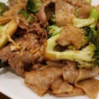 Pad Se-Ewew · Stir-fried wide rice noodles mixed with eggs & broccoli in a sweet soy sauce