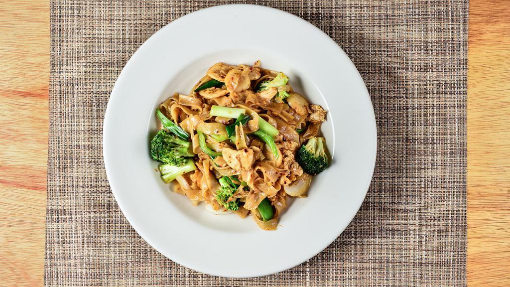 Pad Prik Noodles · Spicy. Stir-fried wide rice noodles mixed with eggs, green bell peppers, broccoli, water chestnuts, green & white onions in a spicy garlic sauce