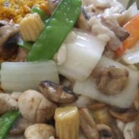 Moo Goo Gai Pan · Served with vegetable fried rice and choice of soup or can of soda.