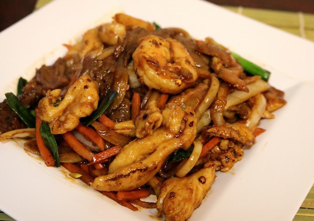 House Combinaion · Jumbo shrimp, beef, chicken & pork w. carrot, celery & onion in spicy sauce 
*Spicy