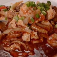 Four Thai Foon · Shrimp, chicken, pork, and beef in roasted chili sauce with scallion, yellow onion, bell pep...