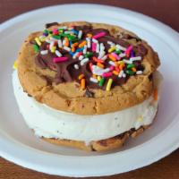Classic Vanilla Super Sammy · Vanilla Bean ice cream in between two chocolate chunk
cookies and topped with chocolate sauc...
