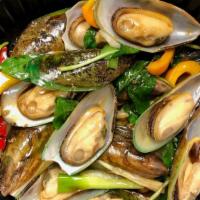 Chem Chep Xao La Que · Mussels stir-fried in chili basil sauce
