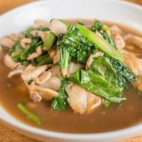 Lard Nar · Pan-fried wide rice noodles topped with tasty gravy with choice of meat and Chinese broccoli.