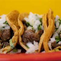 Tacos · Servido con cebolla y cilantro.
