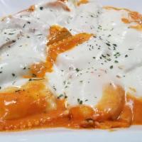 Cheese Ravioli With Chicken · Gluten-free. Served in a Rosa sauce.