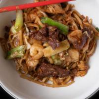 Sha Cha Lo Mein Lunch · Egg noodles stir-fried with green cabbage, carrots, green onions, beef, chicken and shrimps ...