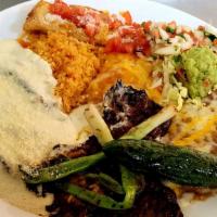 Plato Mexicano / Mexican Dish · Combinación de cuatro ítems tradicionales carne asada, chile relleno, taquitos de pollo y en...