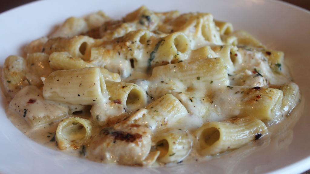 Three Cheese & Chicken Baked Rigatoni · Seasoned chicken, basil, and parsley tossed in rigatoni and garlic cream
sauce. Topped with shredded parmesan, fontina, and a herb parmesan
blend.