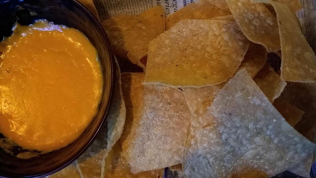 Nachos Kids · Hand-Cut Tortilla chips, cheese, Tomate and Sour Cream