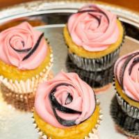 6 Kupcakes · 6 jumbo cupcakes, with icing and toppings!
***In the 