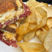 Reuben Sandwich · Tender sliced corned beef topped with Swiss cheese, saurkraut and thousand island dressing o...