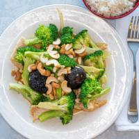 Chicken Cashew Shiitake Mushroom · Garlic, cashew, shiitake mushroom, broccoli, onion