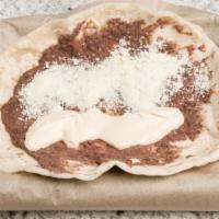 Baleadas Sencillas / Simple Baleadas · Tortillas de harina, hecha con frijoles, crema y queso. / Soft, hand patted tortillas stuffe...