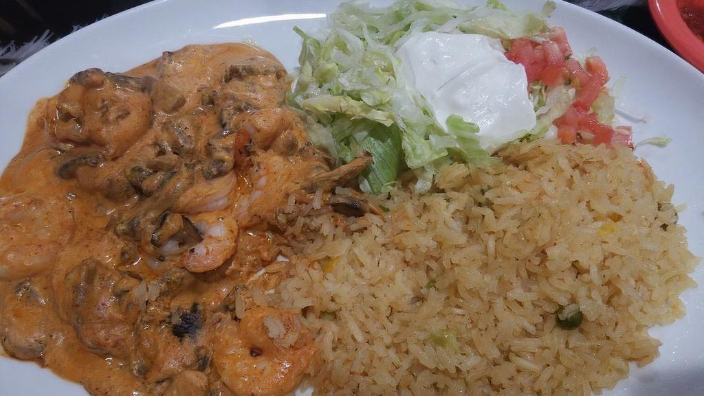 Shrimp Cancun · Shrimp, mushroom, chipotle cream, rice, lettuce, tomato and sour cream.