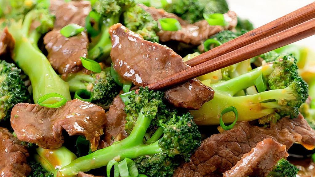 Broccoli Beef · Tender beef sirloin with black pepper and onion in a rich butter flavor.