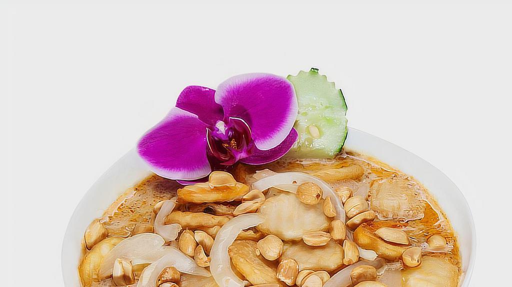 Masaman · Masaman curry and coconut milk with peanuts, onion and potatoes.