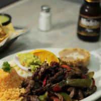 Fajitas De Asada · Steak fajitas with guacamole.