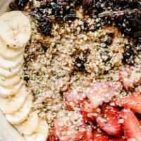 Chocolate Oatmeal Bowl · Oats, cacao, honey, banana, strawberry, dates, hemp seeds