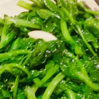 D18 Stir-Fried Pea Shoots  With Garlic Style · 蒜炒豆苗