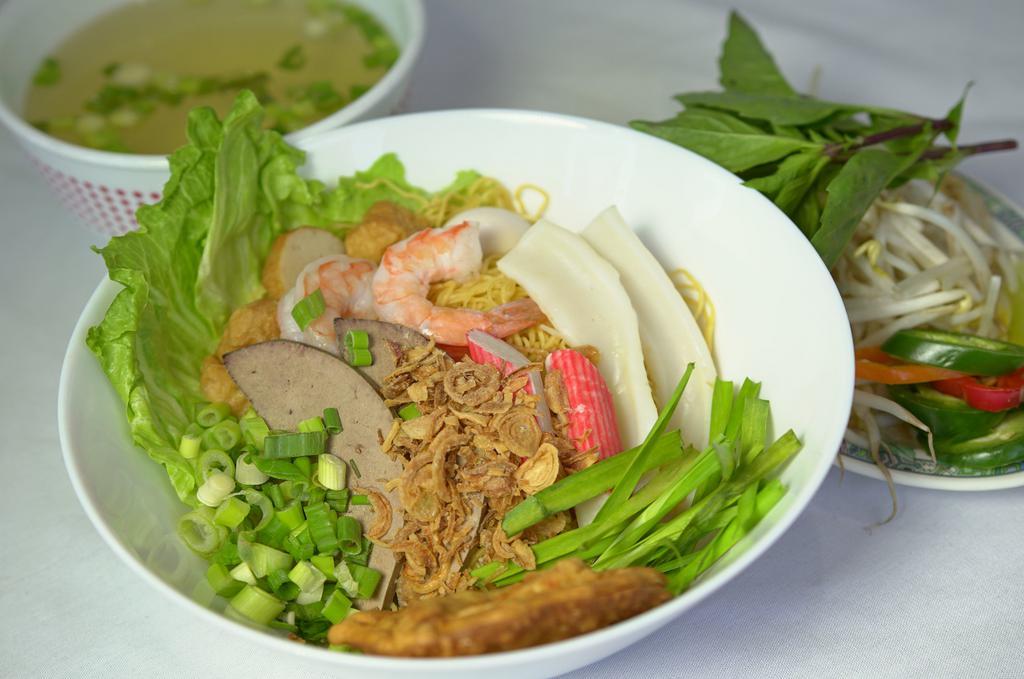 Mi Tay Ho · Special seafood egg noodle soup with liver and ground pork.